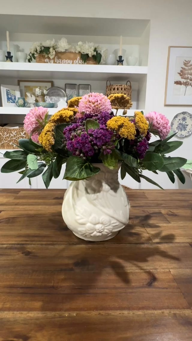 Happy Friday! I thought I’d welcome August with some new flowers.

This time of year, I love the look of sunflowers mixed with pink and purple dahlias, so I set out to recreate that same feeling using faux and dried flowers. The key wasn’t finding the exact blooms, but rather choosing realistic stems in similar colors that captured the same vibe.

I’m loving how it turned out. And as a bonus, these flowers show no signs of wilting in this summer heat. 😉

All flowers are from @afloral
#afloral #fauxflowers #driedflowerbouquet #summerdecor